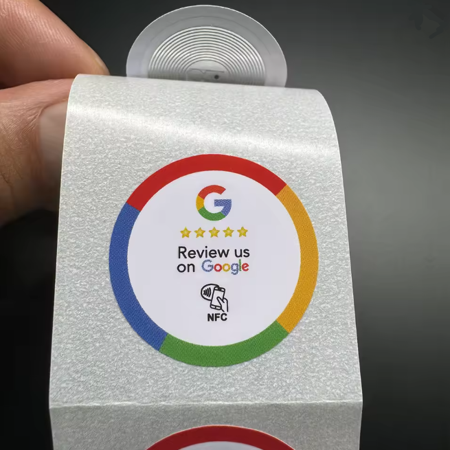 Zbliżenie białej naklejki NFC Review us on Google